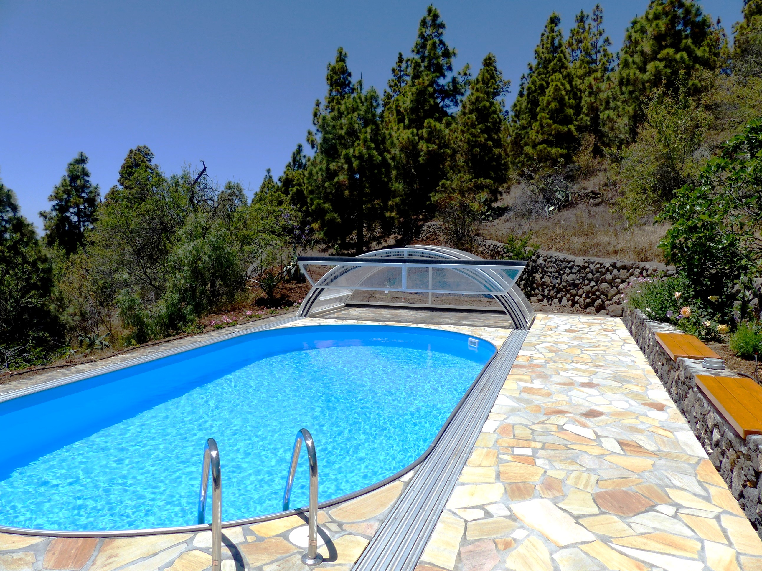 La Palma Bilder Landhaus Tijarafe Pool Einstieg + Baenke